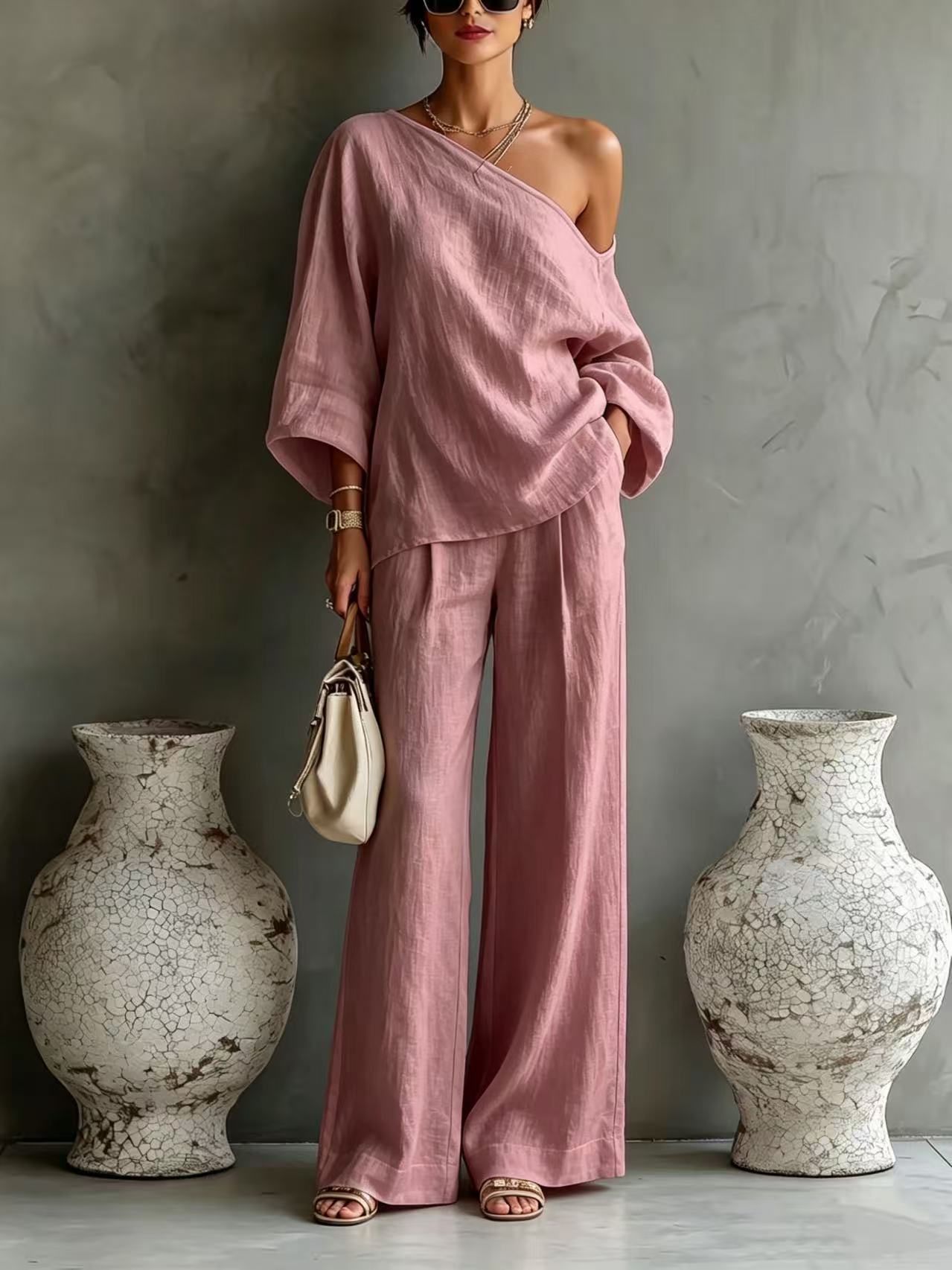 Elegant set consisting of an off-the-shoulder top and wide-leg trousers, in a casual and relaxed style.