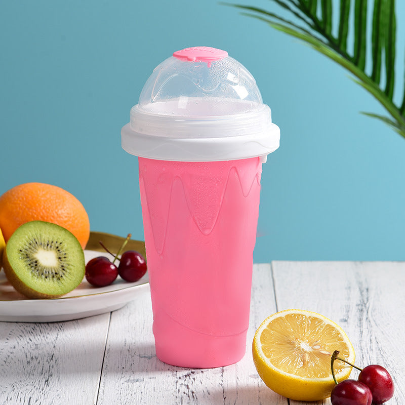 la tasse dans une tasse de glace et rapidement faire un smoothie tasse