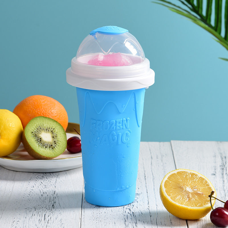 la tasse dans une tasse de glace et rapidement faire un smoothie tasse