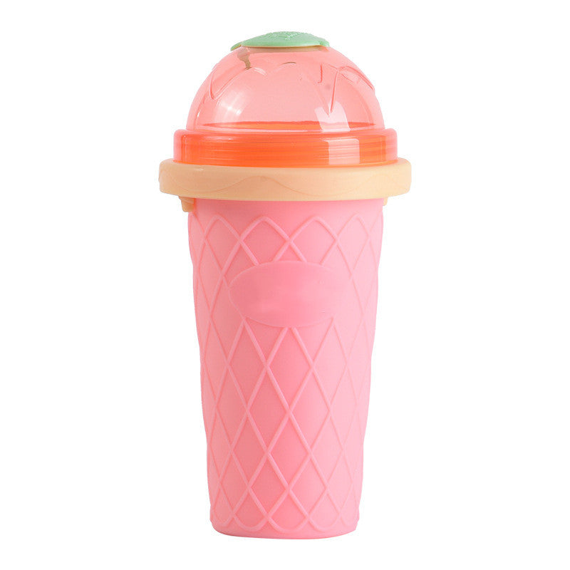 la tasse dans une tasse de glace et rapidement faire un smoothie tasse