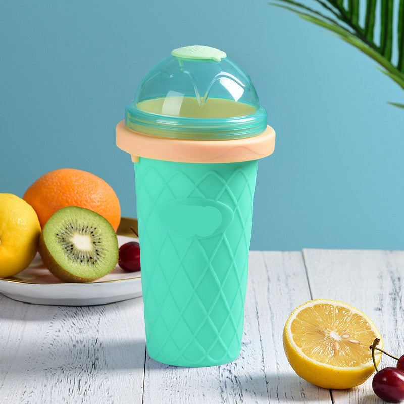 la tasse dans une tasse de glace et rapidement faire un smoothie tasse