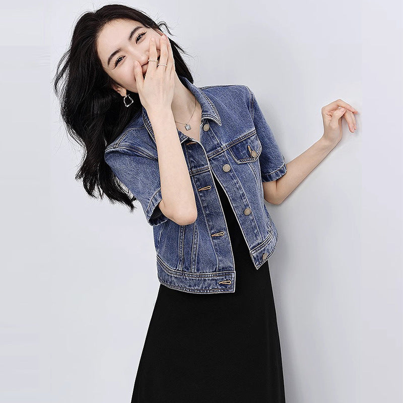 Flattering retro jacket with a straight and versatile cut, featuring notched lapels.