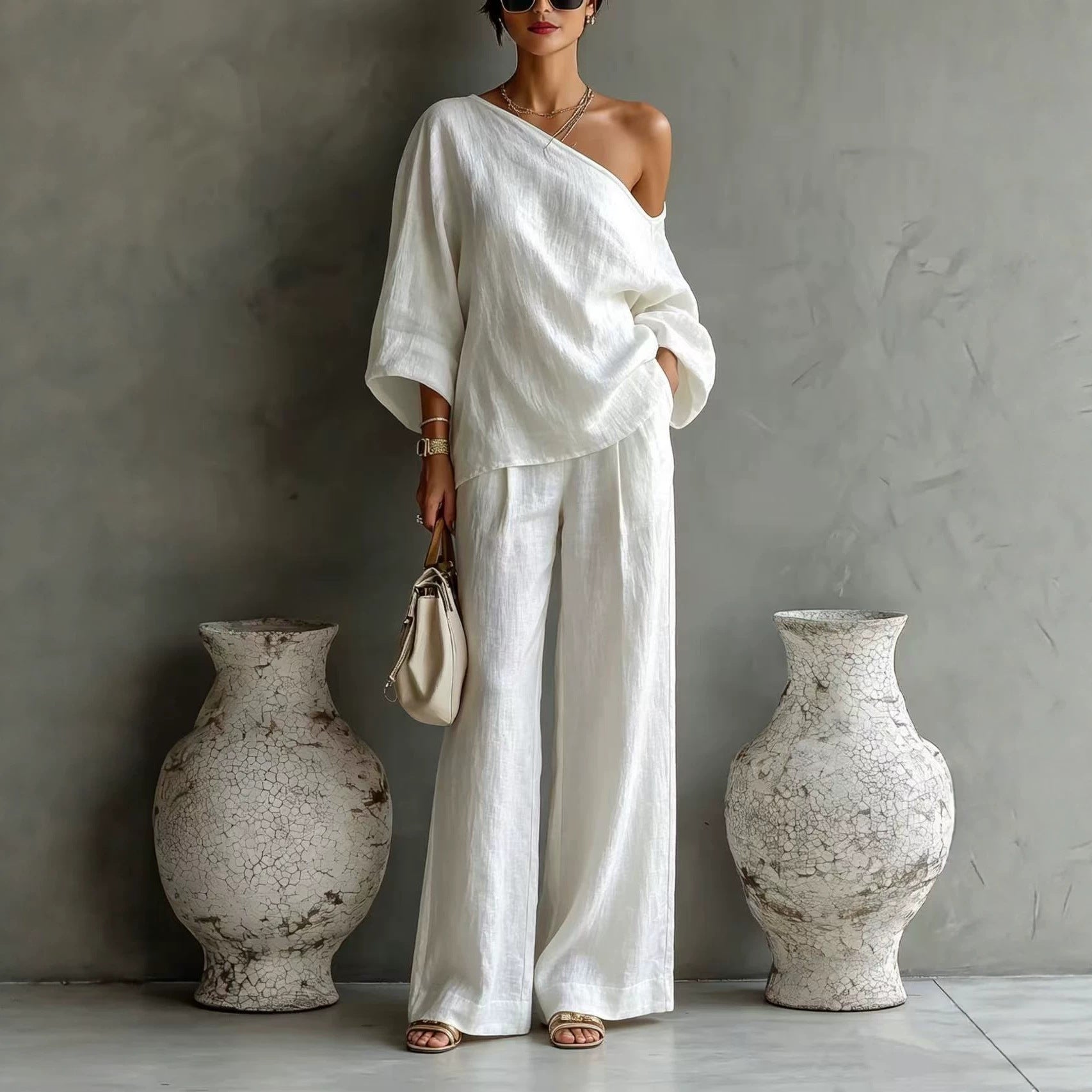 Elegant set consisting of an off-the-shoulder top and wide-leg trousers, in a casual and relaxed style.