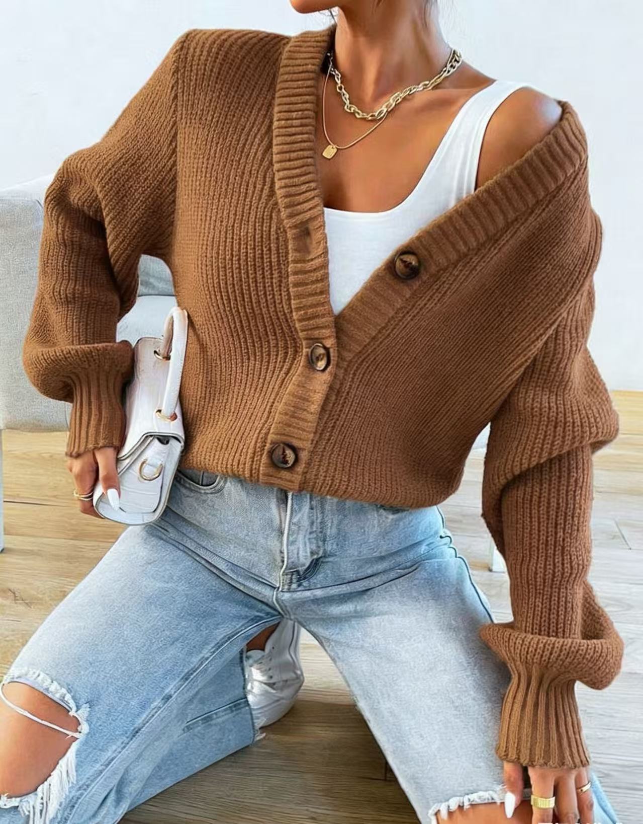 Autumn/Winter Knitted Cardigan: A Versatile Outerwear Piece