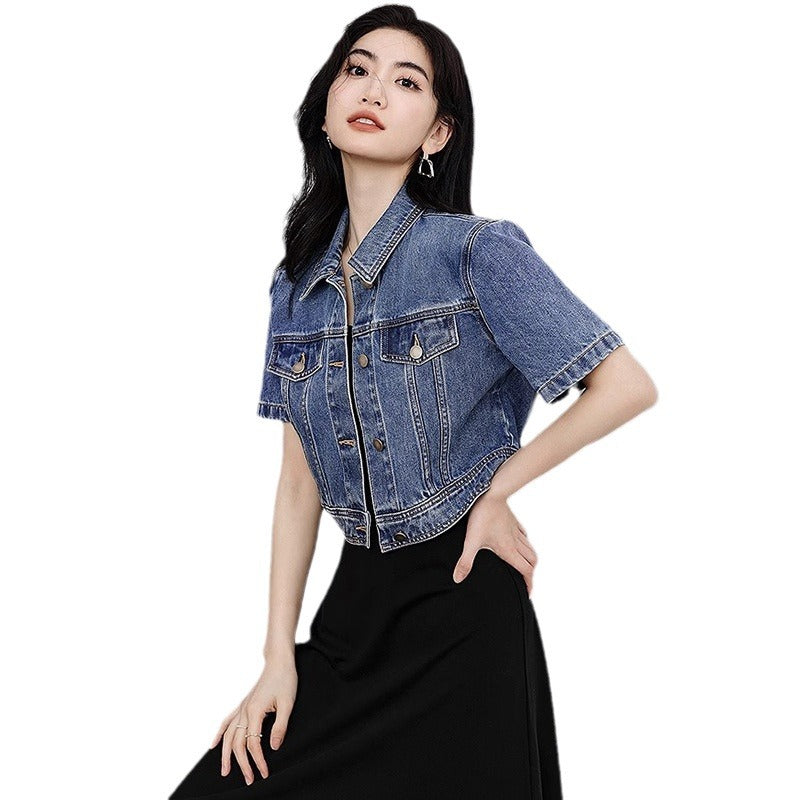 Flattering retro jacket with a straight and versatile cut, featuring notched lapels.