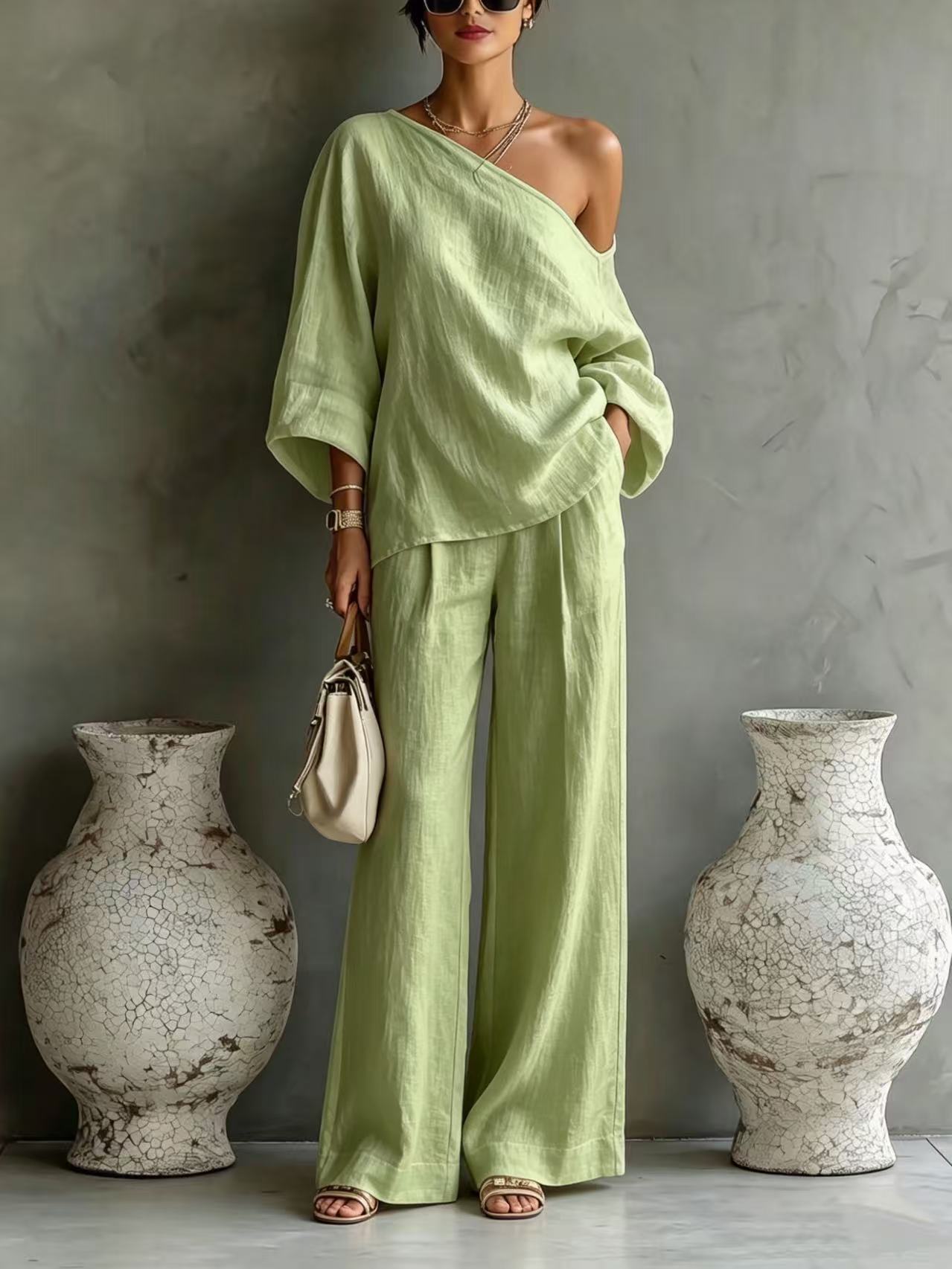 Elegant set consisting of an off-the-shoulder top and wide-leg trousers, in a casual and relaxed style.