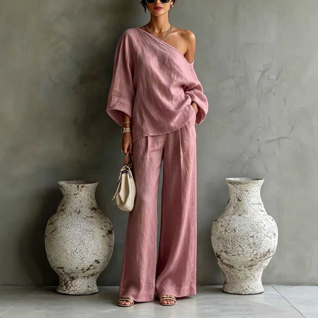 Elegant set consisting of an off-the-shoulder top and wide-leg trousers, in a casual and relaxed style.