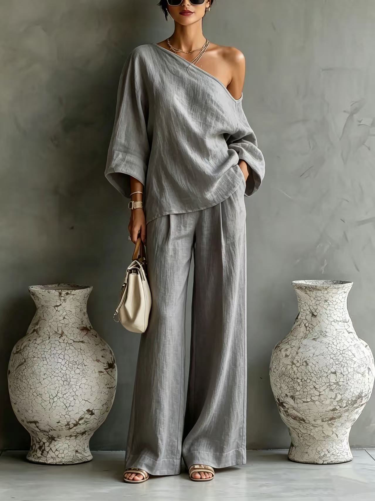 Elegant set consisting of an off-the-shoulder top and wide-leg trousers, in a casual and relaxed style.