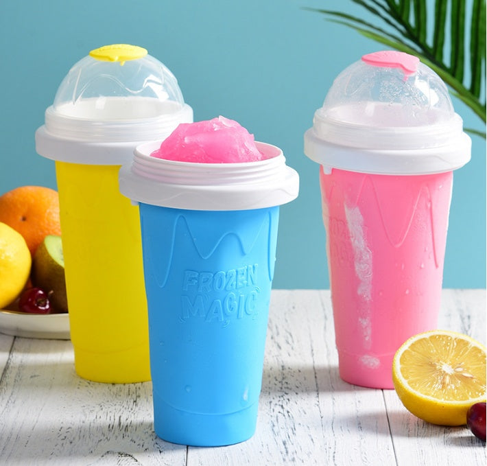 la tasse dans une tasse de glace et rapidement faire un smoothie tasse