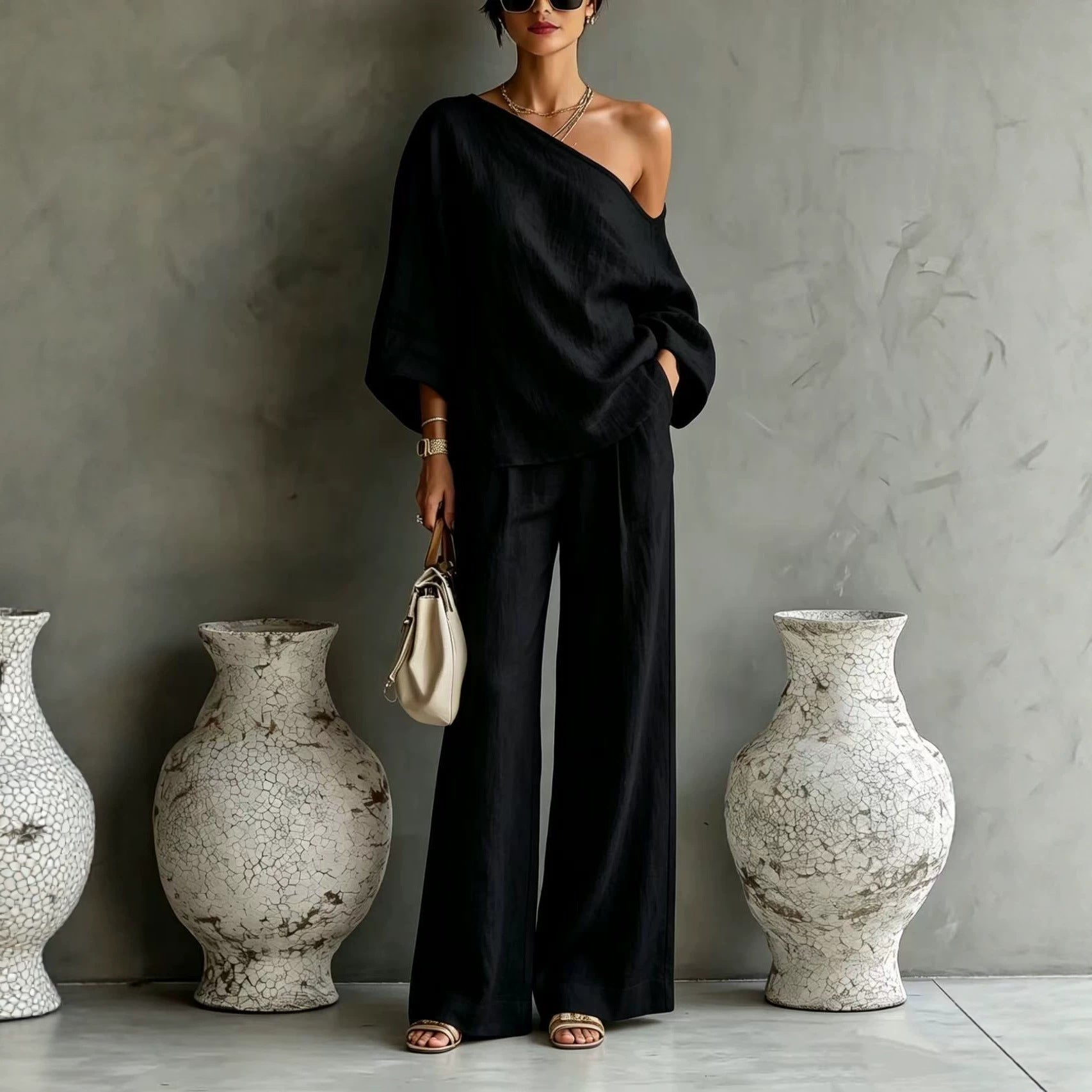 Elegant set consisting of an off-the-shoulder top and wide-leg trousers, in a casual and relaxed style.