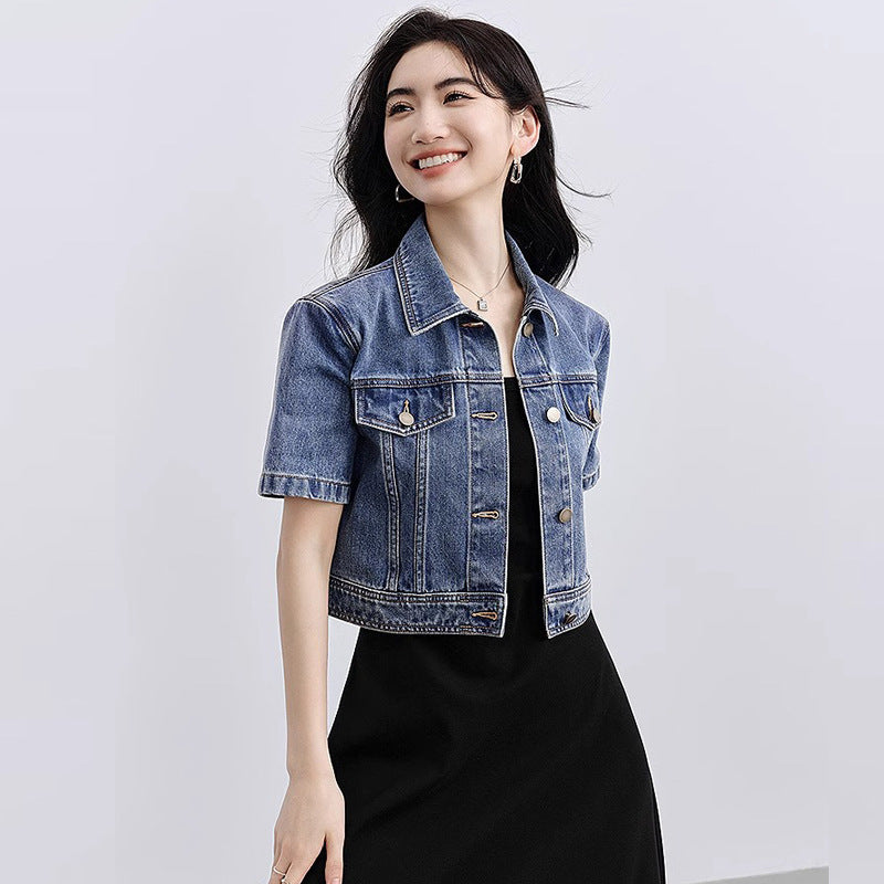 Flattering retro jacket with a straight and versatile cut, featuring notched lapels.