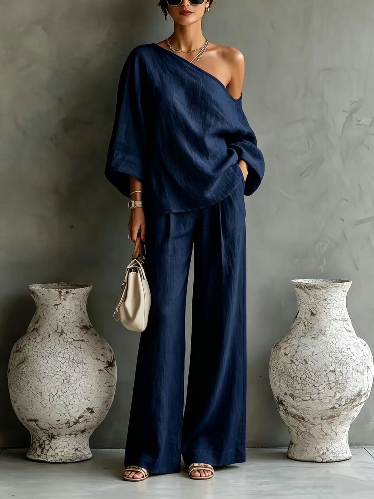 Elegant set consisting of an off-the-shoulder top and wide-leg trousers, in a casual and relaxed style.