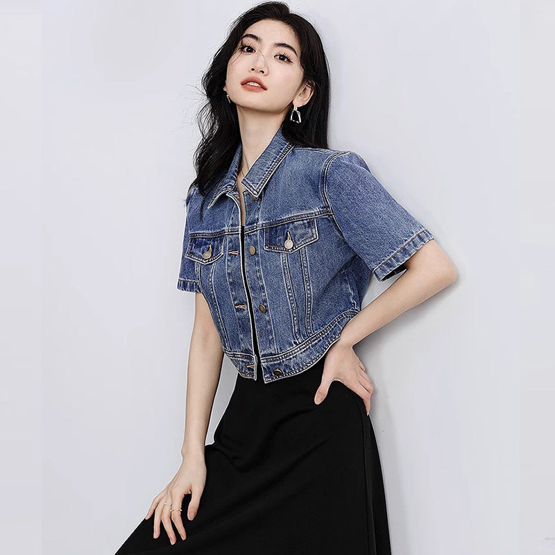 Flattering retro jacket with a straight and versatile cut, featuring notched lapels.