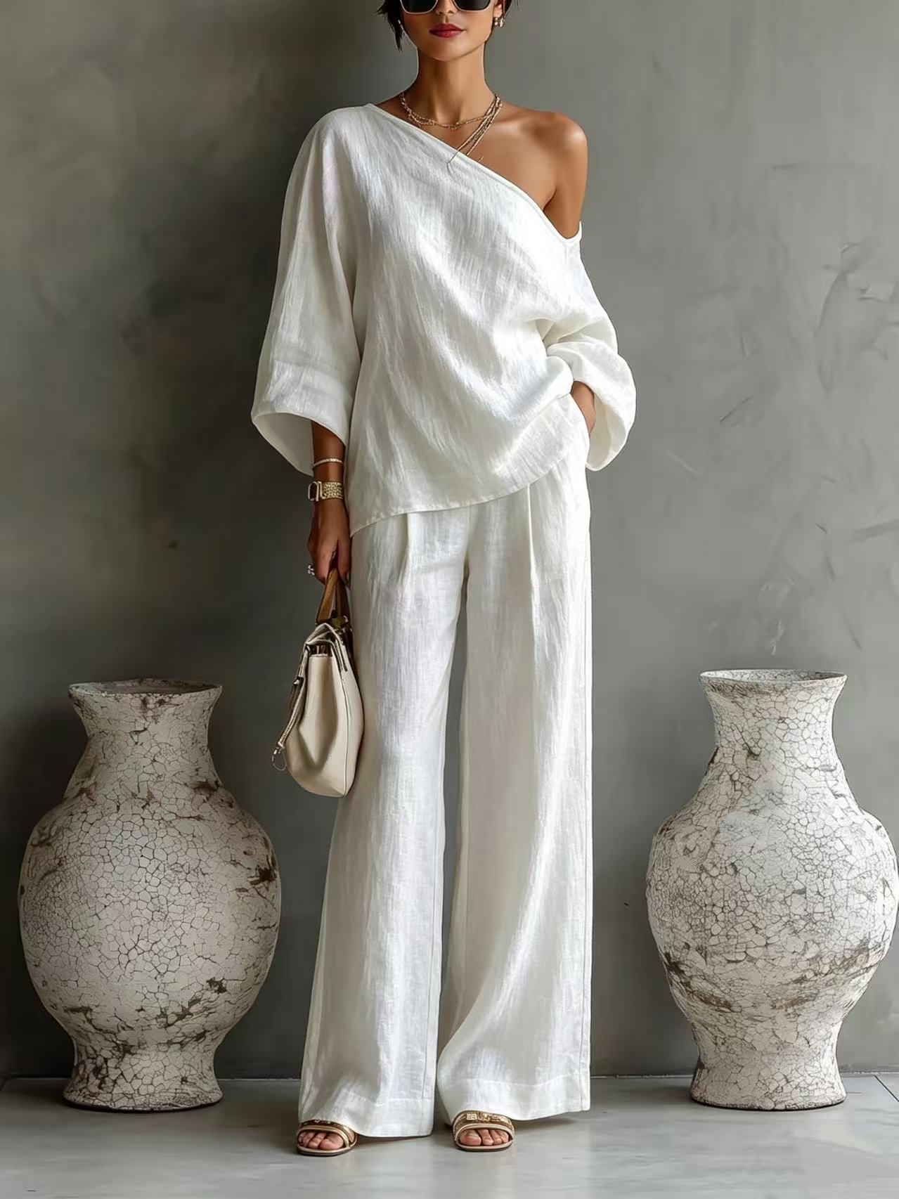 Elegant set consisting of an off-the-shoulder top and wide-leg trousers, in a casual and relaxed style.