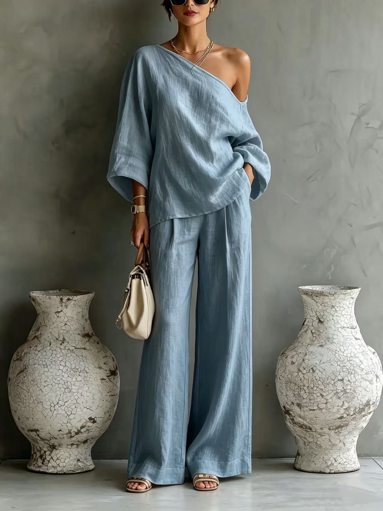 Elegant set consisting of an off-the-shoulder top and wide-leg trousers, in a casual and relaxed style.