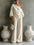 Elegant set consisting of an off-the-shoulder top and wide-leg trousers, in a casual and relaxed style.